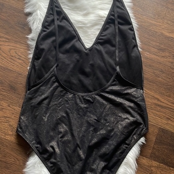 NWOT, Reposhing this item doesn’t fit me right. Metallic black and gold. - Picture 2 of 4